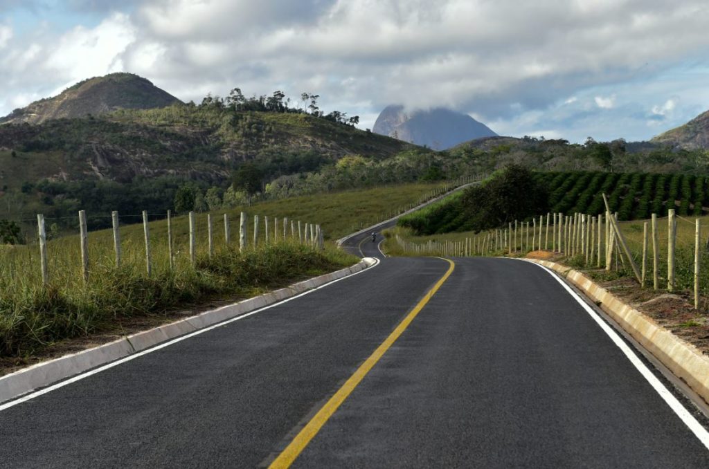 Mais da metade das rodovias brasileiras tem falhas na pavimentação, diz CNT