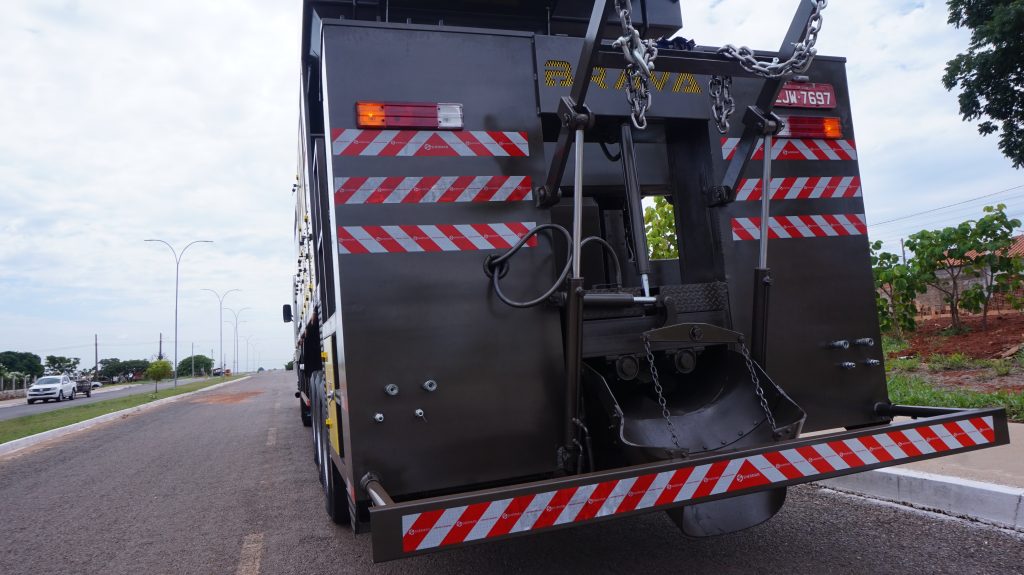 Usina de micropavimentação  projetado em cima de uma carreta de 3 eixos e opera com capacidade de 5 mil litros de água,5 mil litros de emulsão e um silo com capacidade de 25m3. Equipamento de alta capacidade de produtividade na aplicação de micro pavimento.
