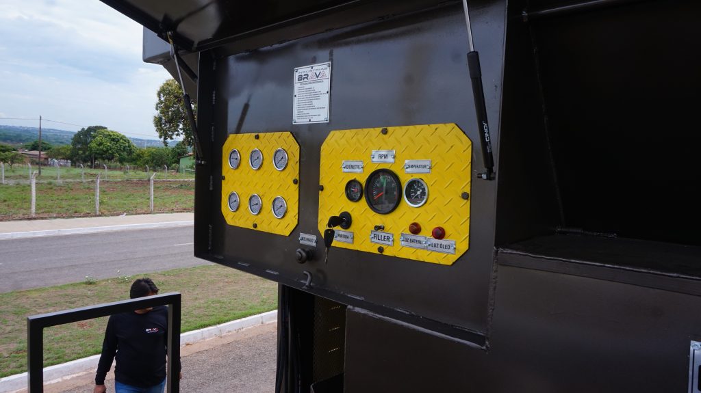Usina de micropavimentação  projetado em cima de uma carreta de 3 eixos e opera com capacidade de 5 mil litros de água,5 mil litros de emulsão e um silo com capacidade de 25m3. Equipamento de alta capacidade de produtividade na aplicação de micro pavimento.
