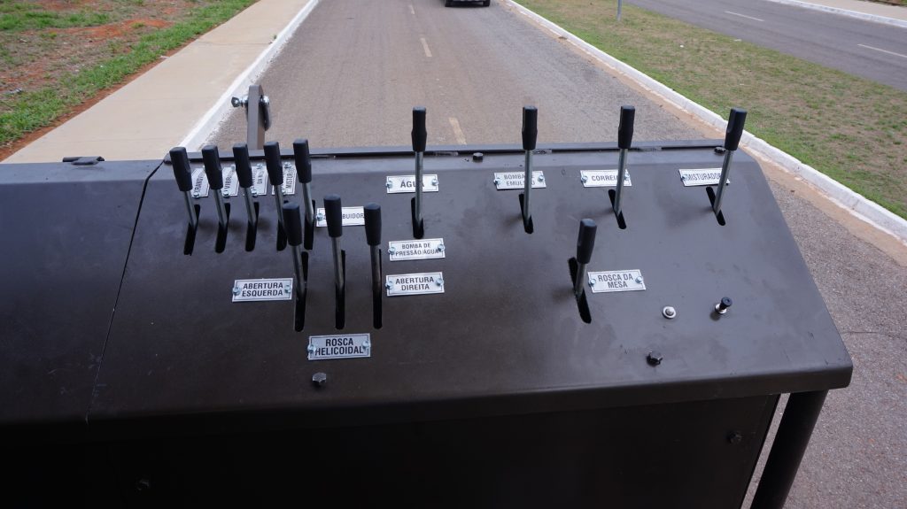 Usina de micropavimentação  projetado em cima de uma carreta de 3 eixos e opera com capacidade de 5 mil litros de água,5 mil litros de emulsão e um silo com capacidade de 25m3. Equipamento de alta capacidade de produtividade na aplicação de micro pavimento.
