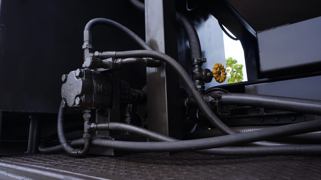 Usina de micropavimentação  projetado em cima de uma carreta de 3 eixos e opera com capacidade de 5 mil litros de água,5 mil litros de emulsão e um silo com capacidade de 25m3. Equipamento de alta capacidade de produtividade na aplicação de micro pavimento.
