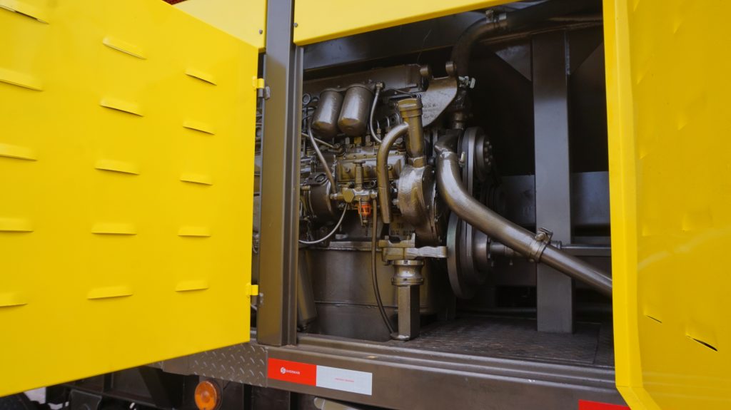 Usina de micropavimentação  projetado em cima de uma carreta de 3 eixos e opera com capacidade de 5 mil litros de água,5 mil litros de emulsão e um silo com capacidade de 25m3. Equipamento de alta capacidade de produtividade na aplicação de micro pavimento.
