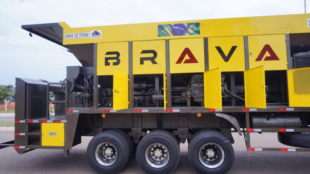 Usina de micropavimentação  projetado em cima de uma carreta de 3 eixos e opera com capacidade de 5 mil litros de água,5 mil litros de emulsão e um silo com capacidade de 25m3. Equipamento de alta capacidade de produtividade na aplicação de micro pavimento.
